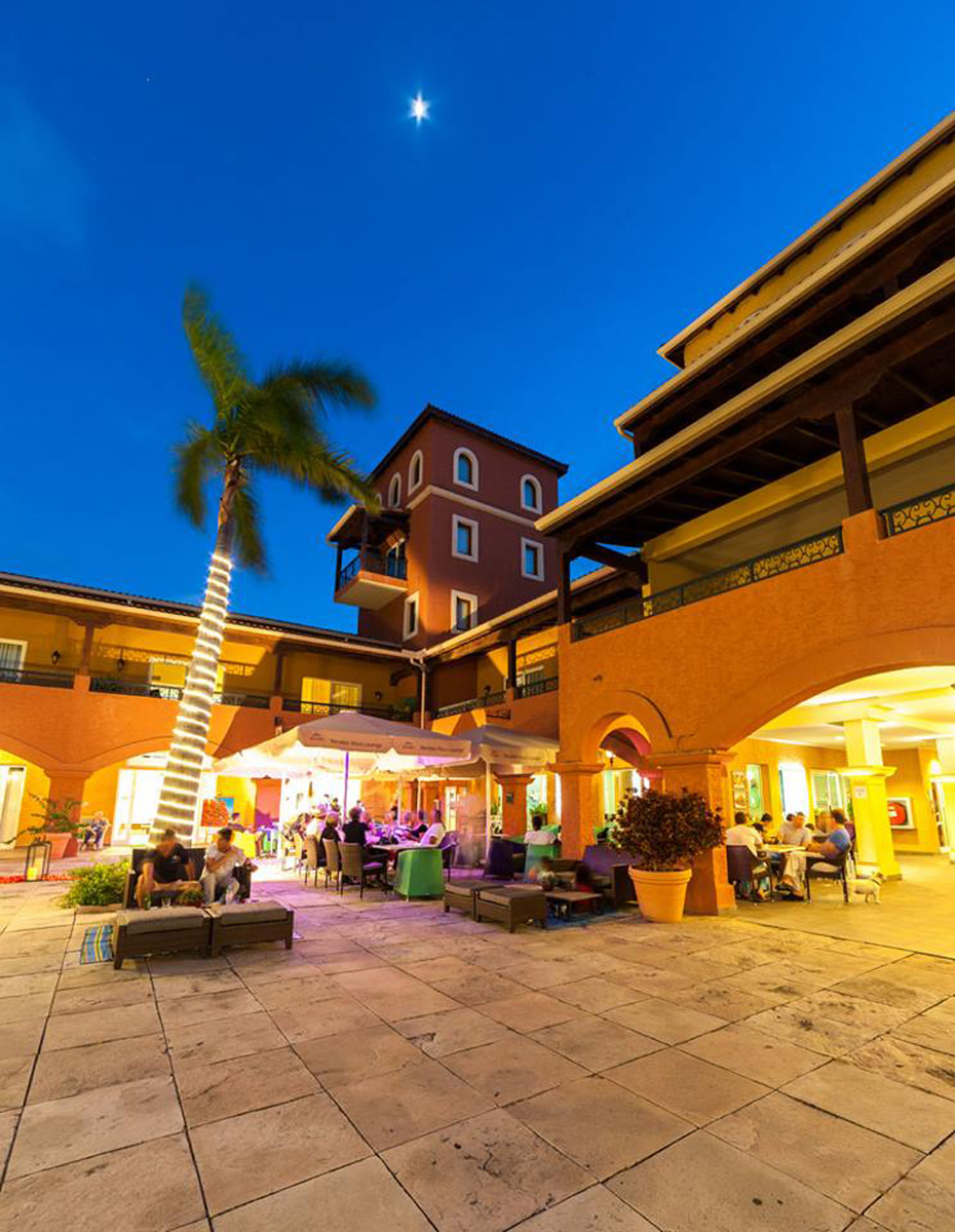 Picture of restaurant Rendez Vous lounge in the corner of Porto Cupecoy