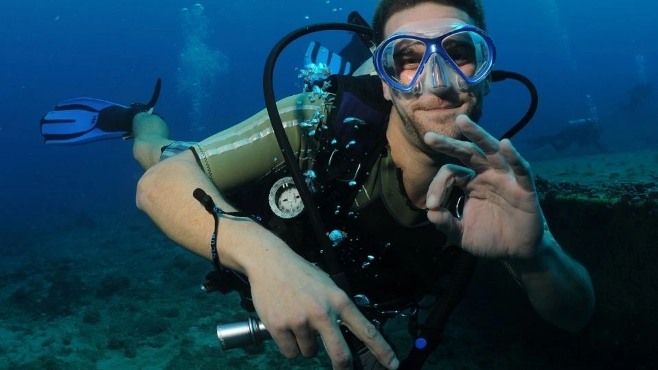 Diver doing an oke sign in the sea in sxm