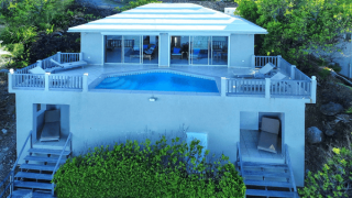 Pool at Beach House Younes and beachchairs