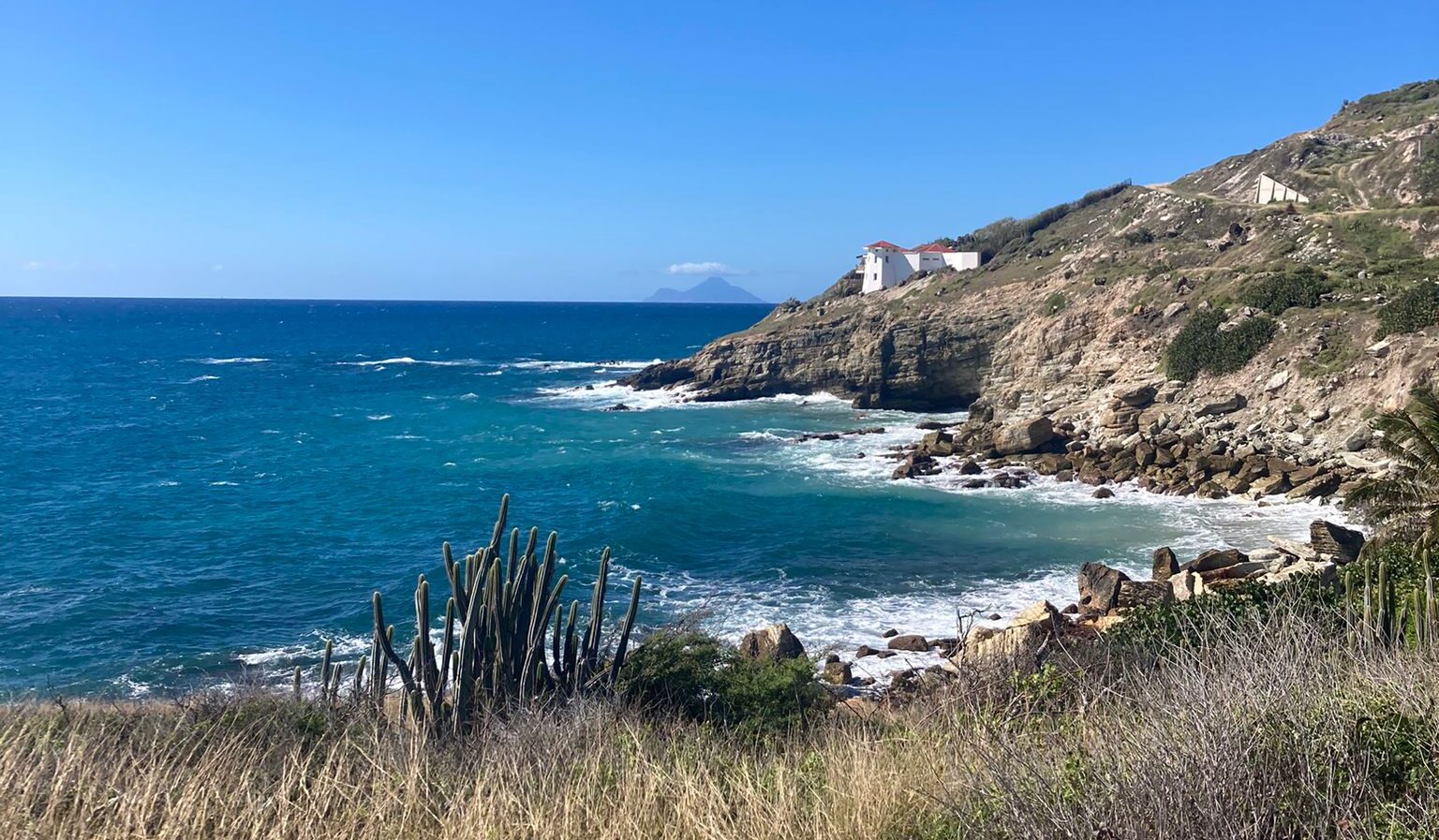 Natural pool hiking trail in St. Maarten