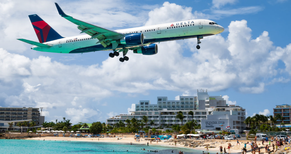 Airplane landing in Maho