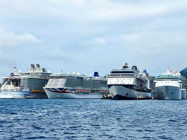 6 cruises in port at Port St. Maarten