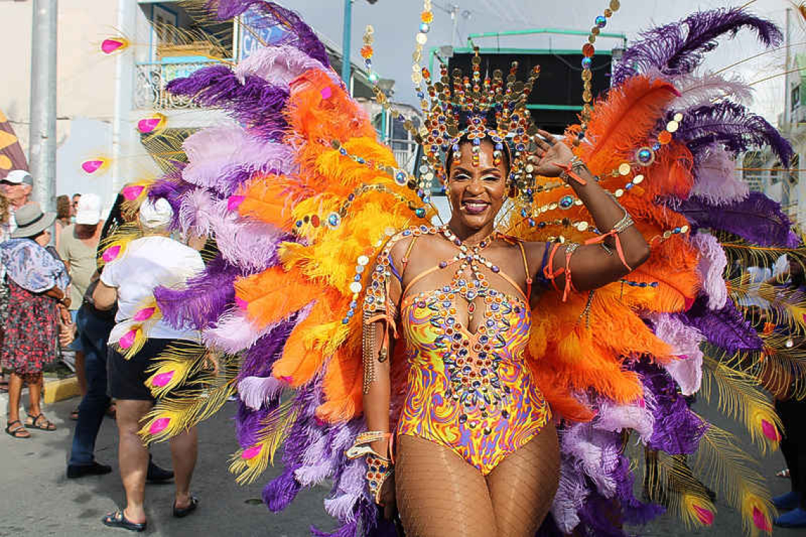 THE DAILY HERALD: LARGE TURNOUT OF SPECTATORS FOR SUNDAY'S ADULT CARNIVAL  PARADE