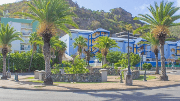 Roundabout in philipsburg with statue of freedom fighter
