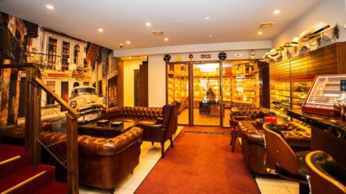 room with benches where you can relax with a sigar at la casa del habano