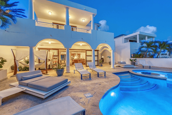 Stairs in pool Villa Mumbai St. Maarten