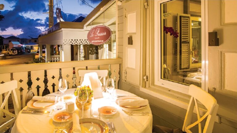 Romantic setting with candlelit dinner at Le Pressoir St Martin