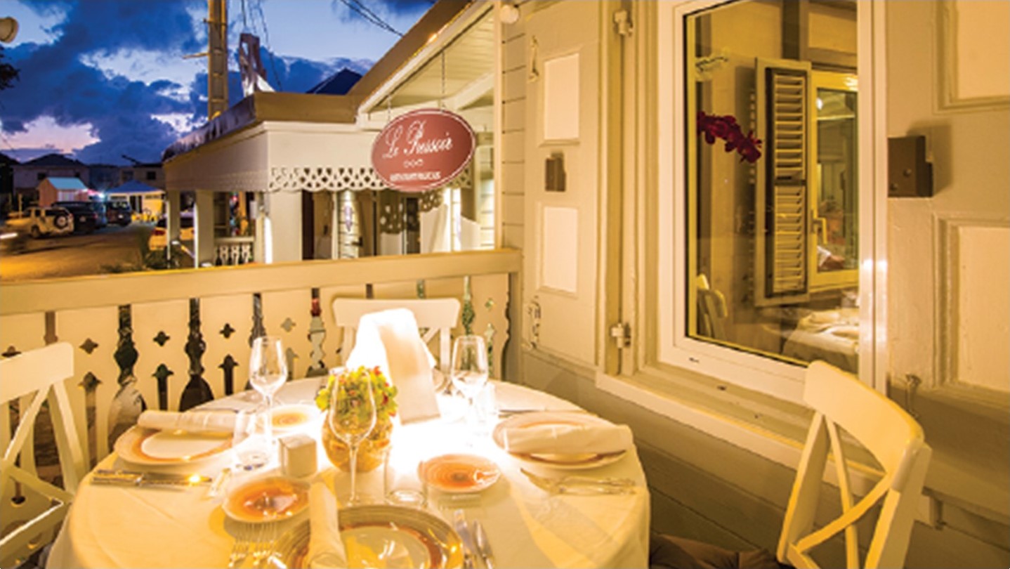 Romantic setting with candlelit dinner at Le Pressoir St Martin