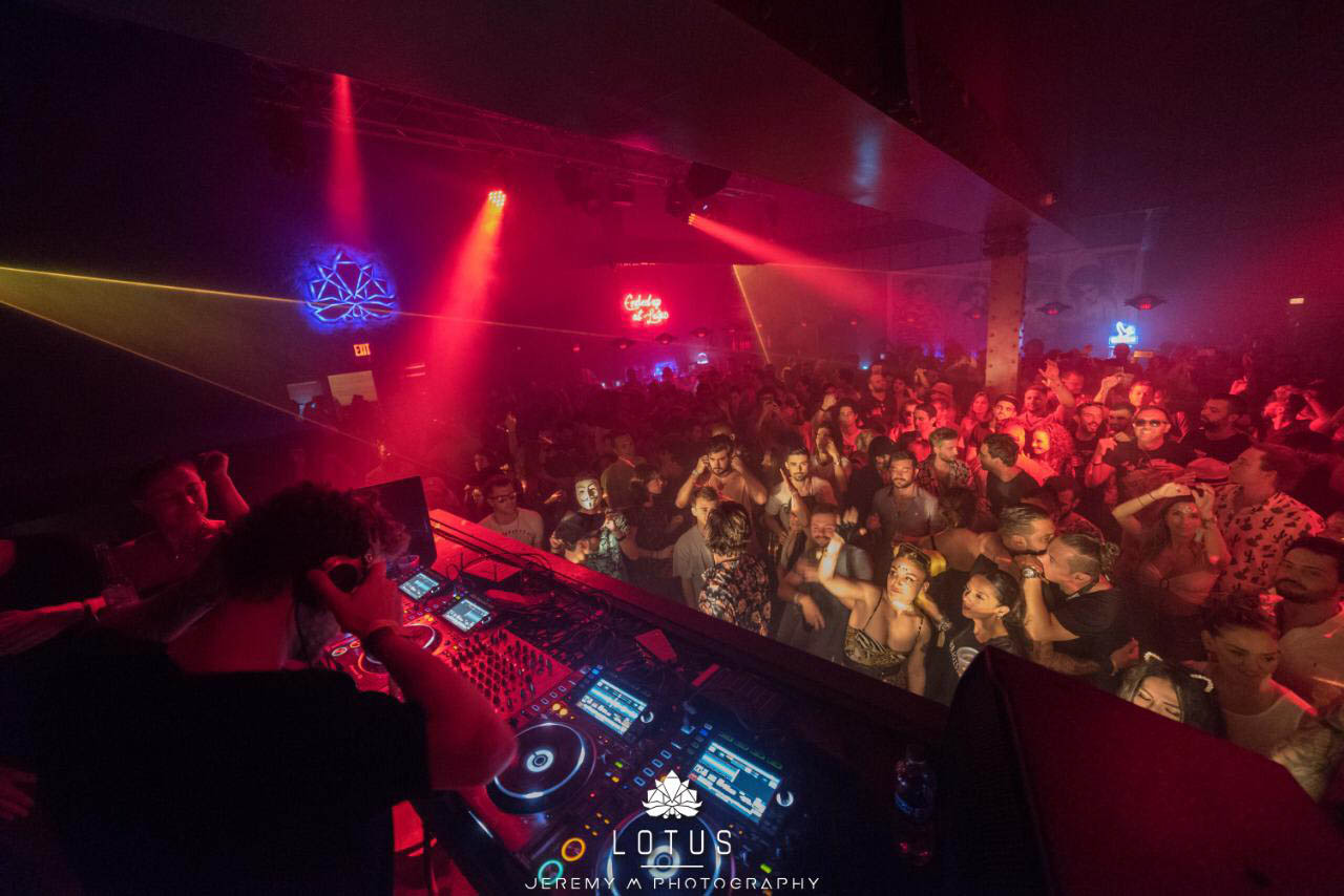People dancing in Lotus Nightclub st maarten