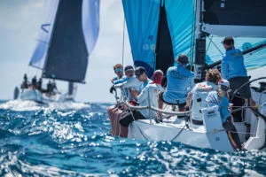 Velejadores no mar durante a St. Maarten Heineken Regatta 2024