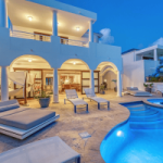 Stairs in pool Villa Mumbai St. Maarten
