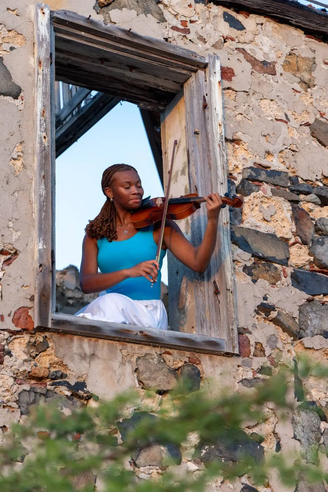 Nyah Kalmera playing the violin